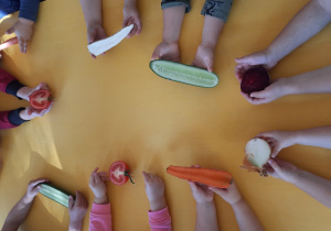 Dzieci rozróżniają warzywa.